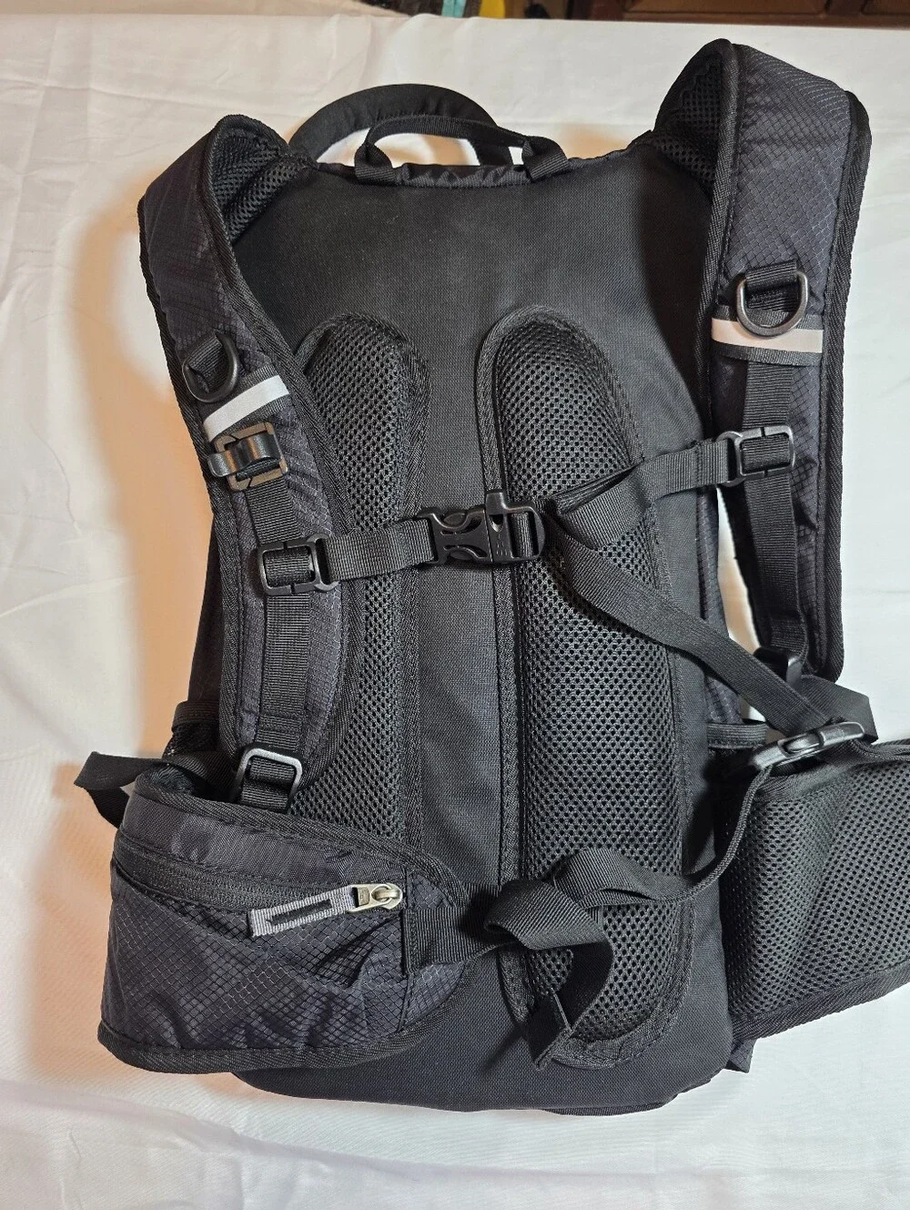 RUPUMPACK Hydration Backpack 2L Insulated Water Bladder Men Women Kids EUC